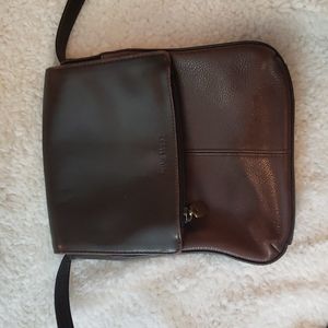 NINE WEST VINTAGE LEATHER CROSS BODY BAG W/BRASS HARDWARE. EXCELLENT CONDITION.